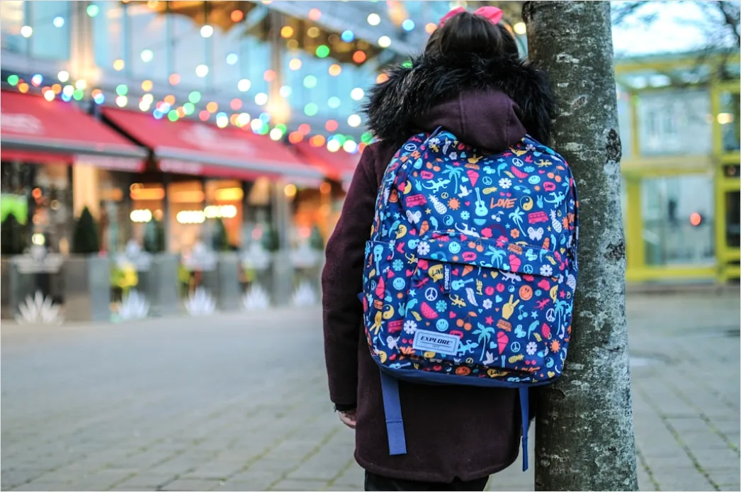Schulrucksack Gepackt Mit Buechern Foto 3249