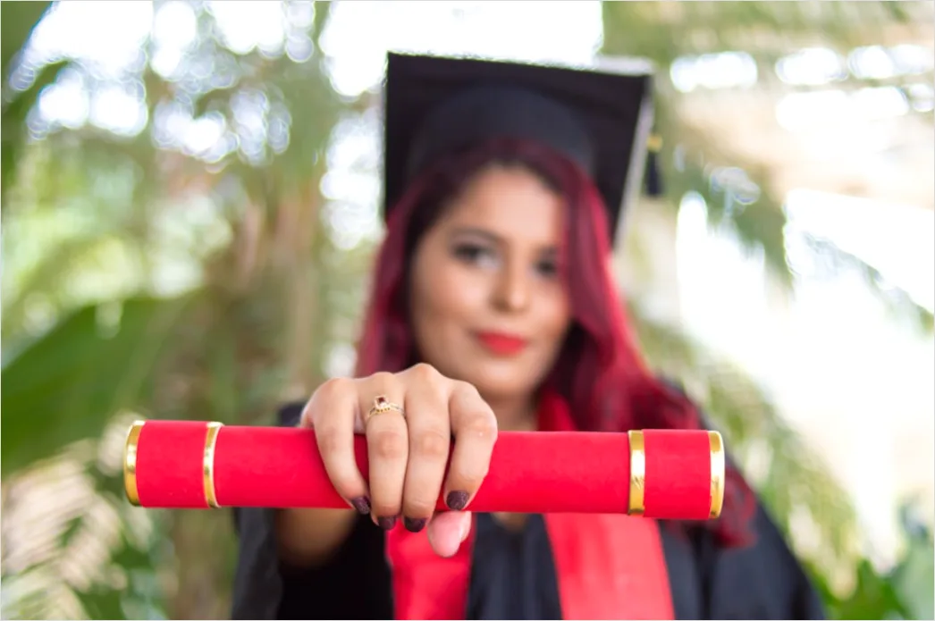 Student Haelt Diplom Laechelnd Portrait Foto Fb4d