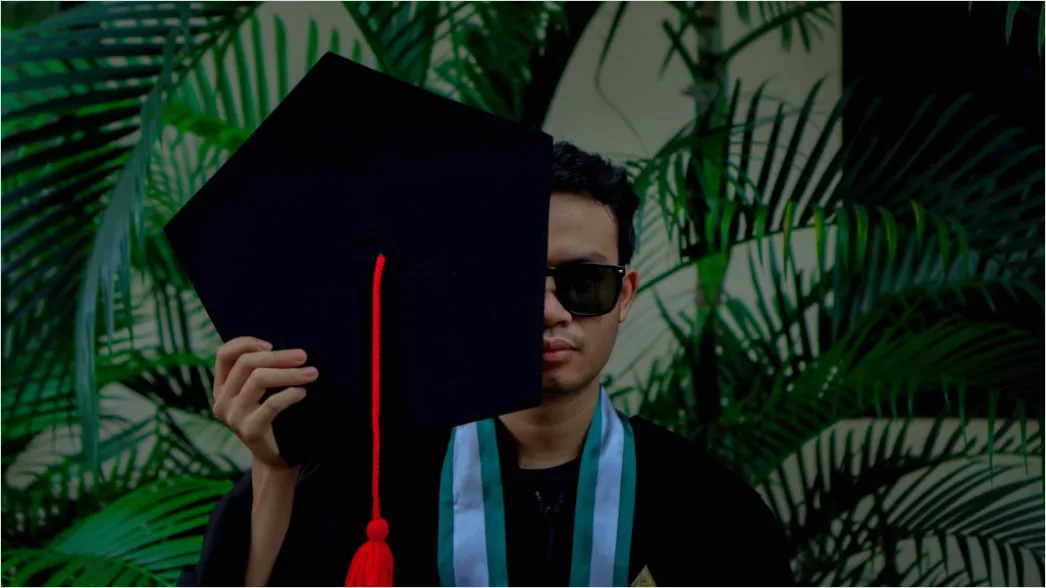 Student Haelt Diplom Laechelnd Portrait Foto Fb4d