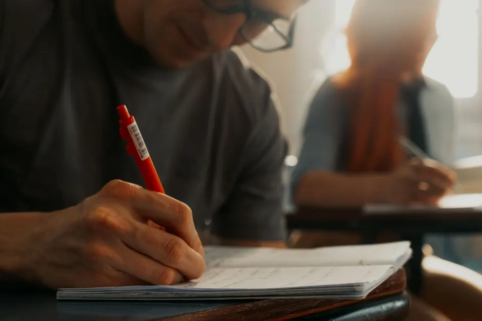 Student Macht Notizen Im Seminarraum Nahaufnahme Foto 3d5d