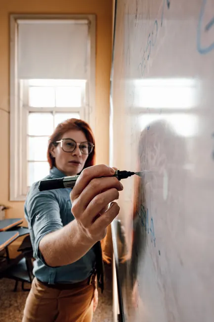 Student Schreibt Klausurnotizen Im Lernraum Foto C685