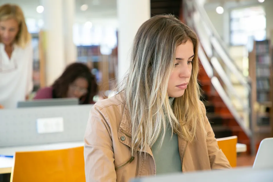 Studentin Recherchiert Online Datenbanken Bibliothek Foto D925