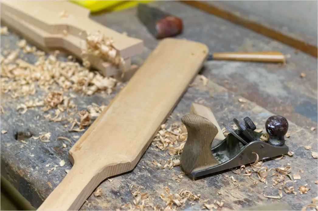 Detail Tischler Ausbildung Holz Schleifen Nahaufnahme Foto Number 17