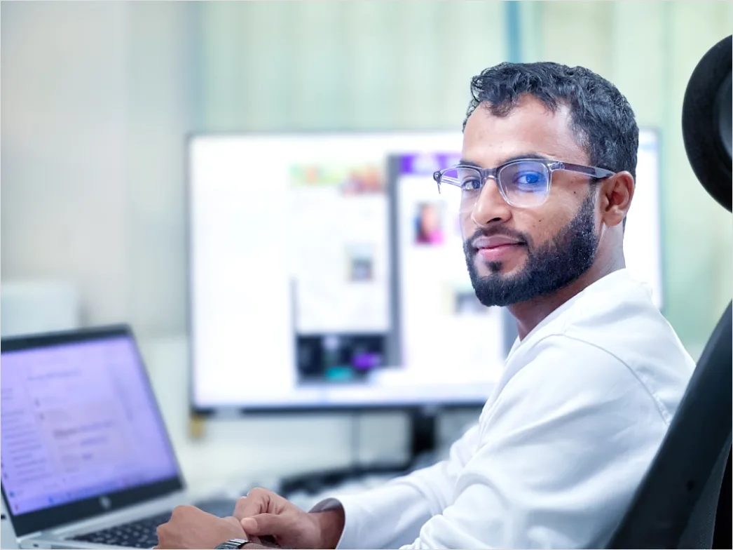 Wissenschaftler Analysiert Daten Am Computer Foto 6b58