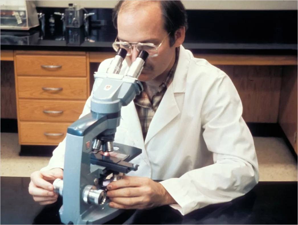 Wissenschaftler Kontrolliert Experimentelle Daten Foto 1c6b