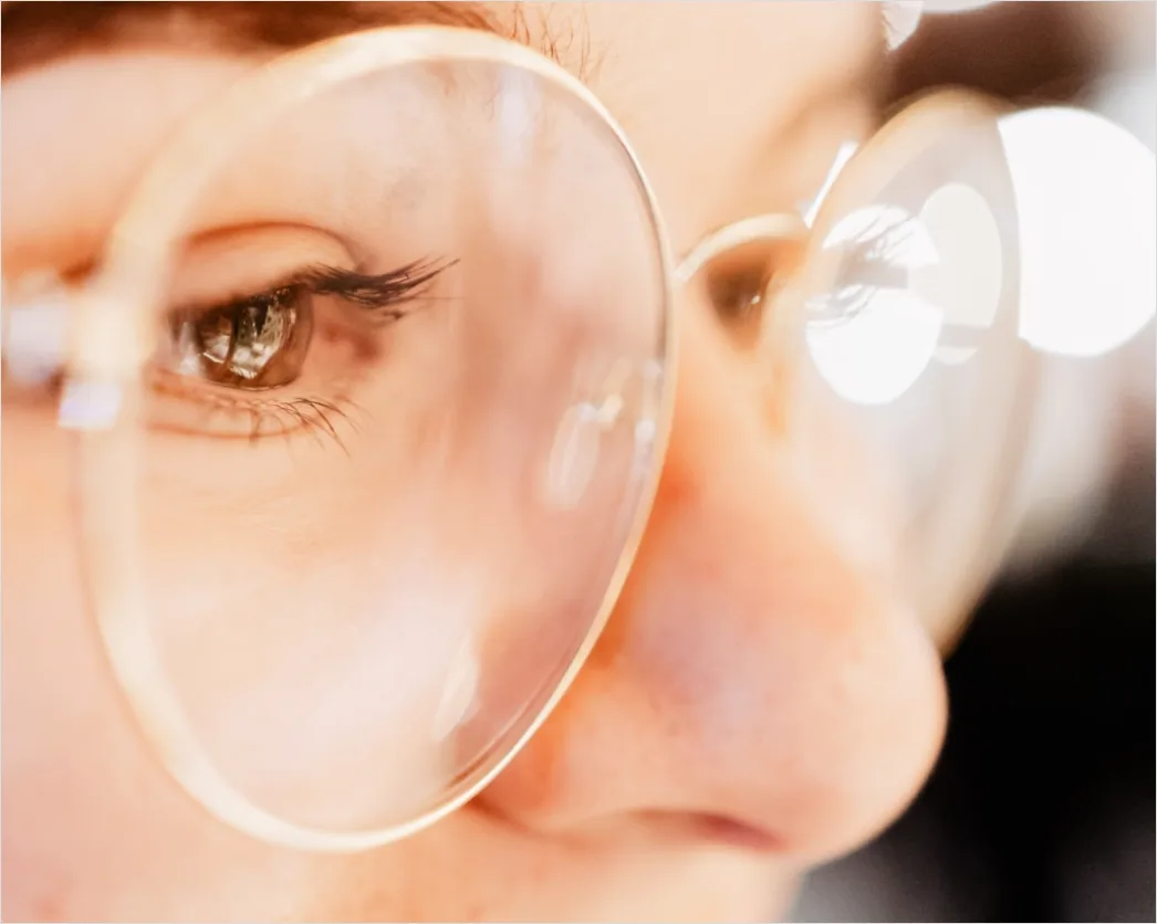 Wissenschaftler Untersucht Petrischale Nahaufnahme Foto 50b1