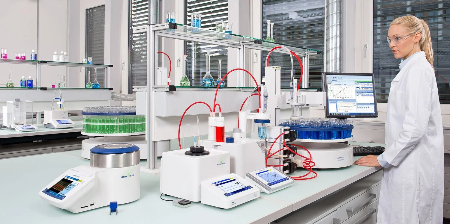 Wissenschaftliches Labor Mit Analysengeraeten Foto