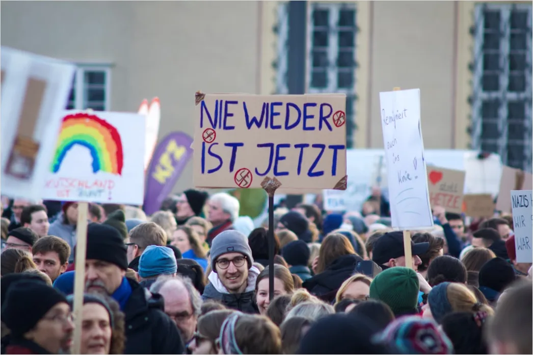 Alltagsszene Mit Jungen Menschen Foto 7ee7