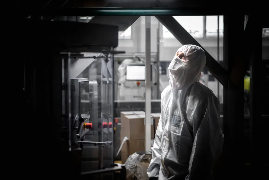 Arbeiter In Chemischer Produktionsanlage Foto