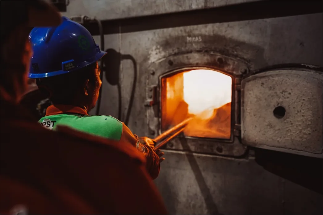 Arbeiter Kontrolliert Heisses Metall Foto