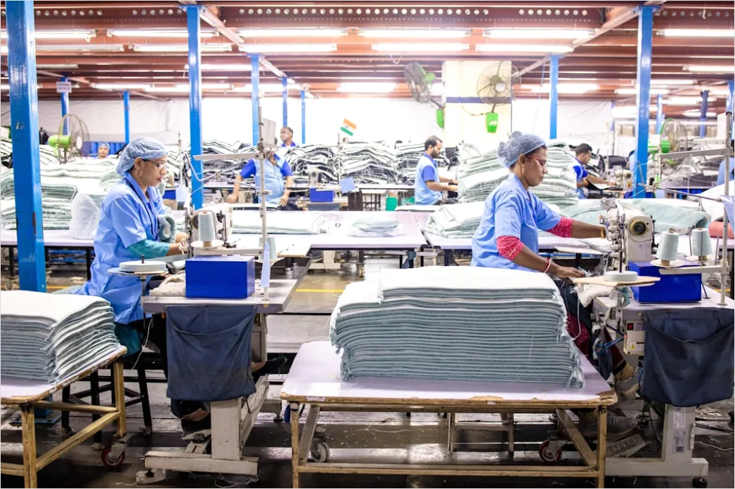 Arbeiter Kontrolliert Textile Materialien Foto