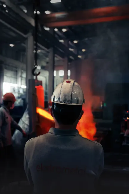 Arbeiter Mit Schutzhelm In Fabrik Foto 0530