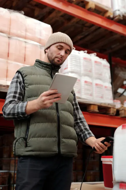Arbeiter Scannt Paket Im Lager Foto