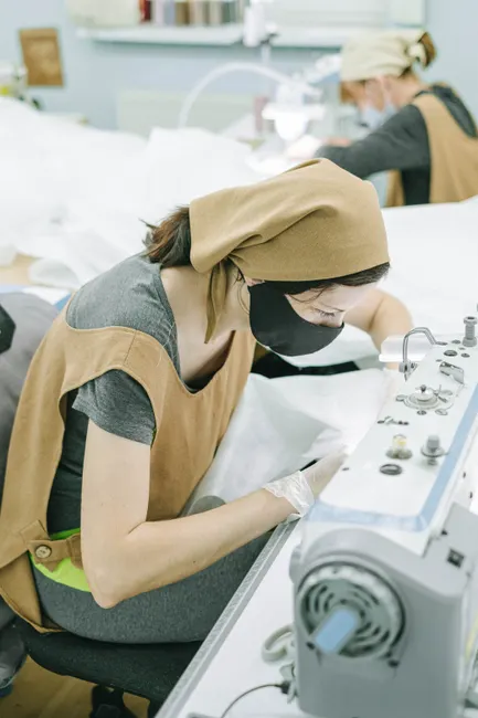 Arbeiterin Naeht Kleidung In Textilfabrik Foto