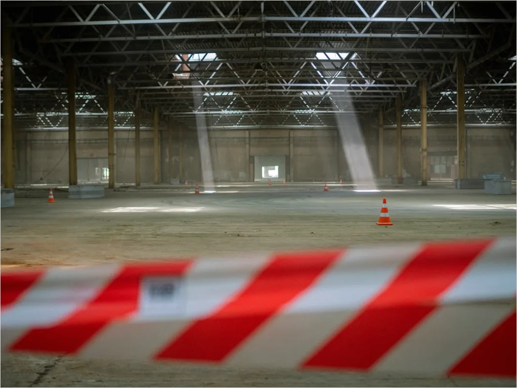 Arbeitsschutz In Grosser Werkhalle Foto F27f