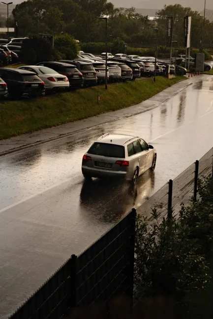 Auto Bei Regen Auf Nasser Strasse Bild 2671