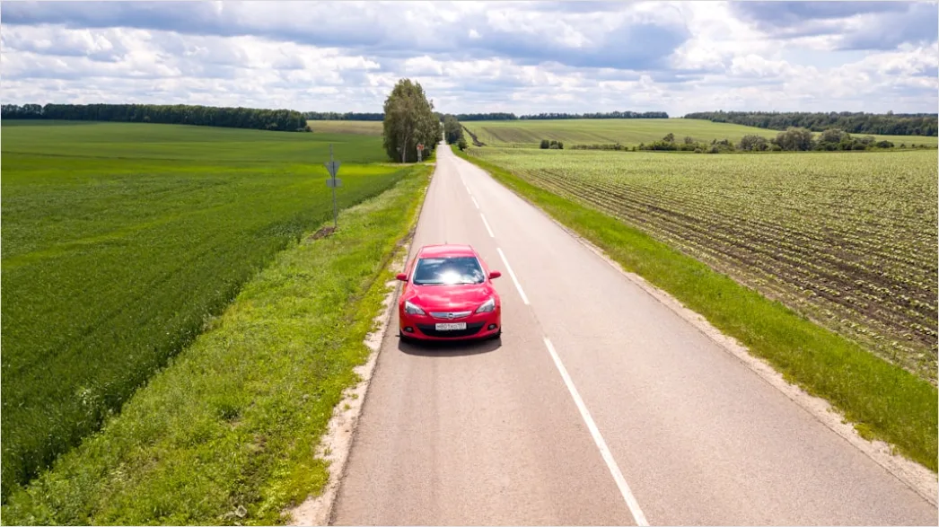 Auto Faehrt Auf Leerer Autobahn Foto 1500
