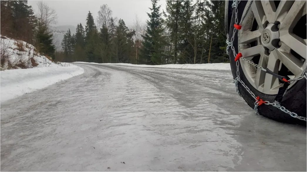 Detail Auto Mit Schneeketten Im Winter Bild Number 6
