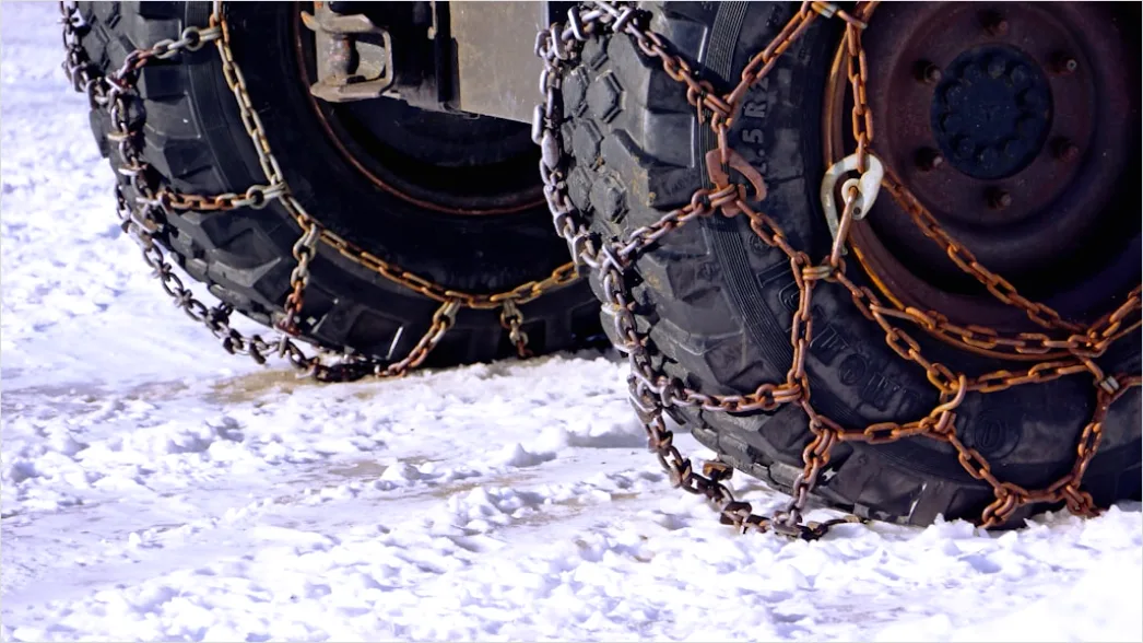 Detail Auto Mit Schneeketten Im Winter Bild Number 7