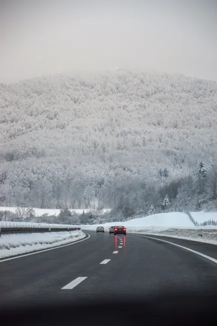 Detail Autobahn Im Winter Mit Auto Bild Number 11