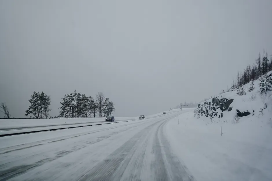 Detail Autobahn Im Winter Mit Auto Bild Number 13