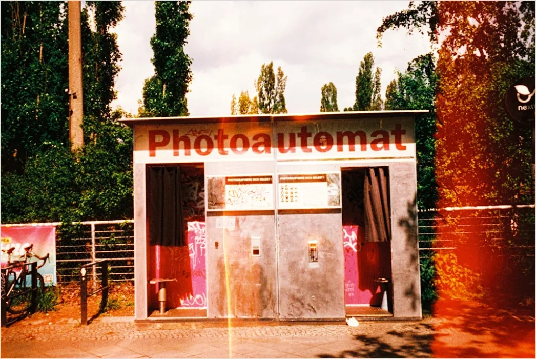 Automatisches Hochregallager Mit Robotern Foto
