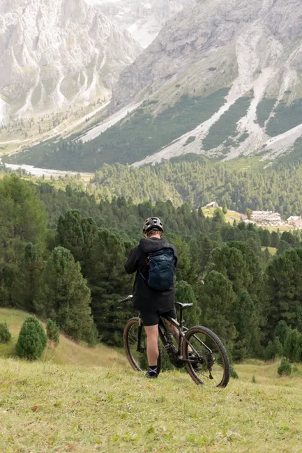 Biker Faehrt Durch Berglandschaft Bild D51a