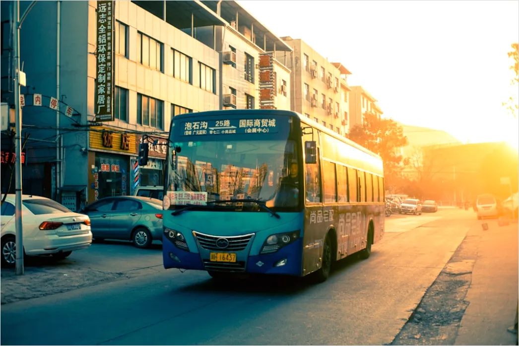 Bus Im Stadtverkehr Bei Sonnenuntergang Bild 8328