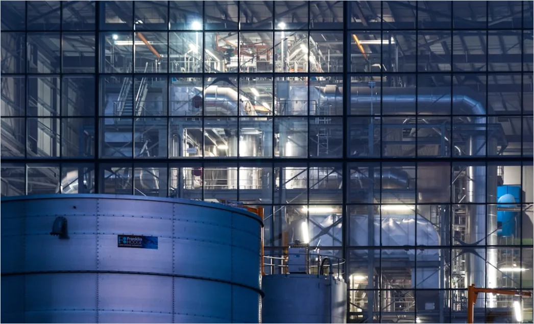 Chemieindustrie Mit Grossen Lagertanks Foto 5ada