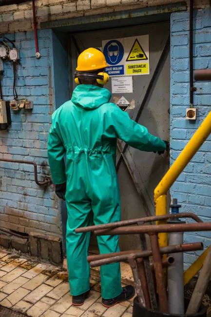 Chemische Produktion Mit Sicherheitsausruestung Foto D426