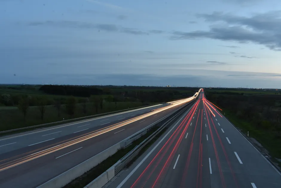 Deutsche Autobahn Bei Sonnenaufgang Bild 77f1
