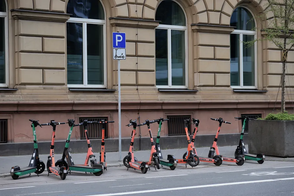 Elektro Scooter Parkt Am Gehweg Foto 7309