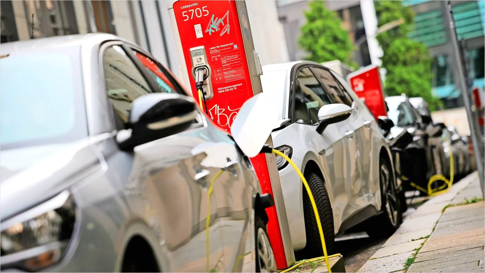 Elektromobilitaet Mit Ladesaeulen Foto 9c82