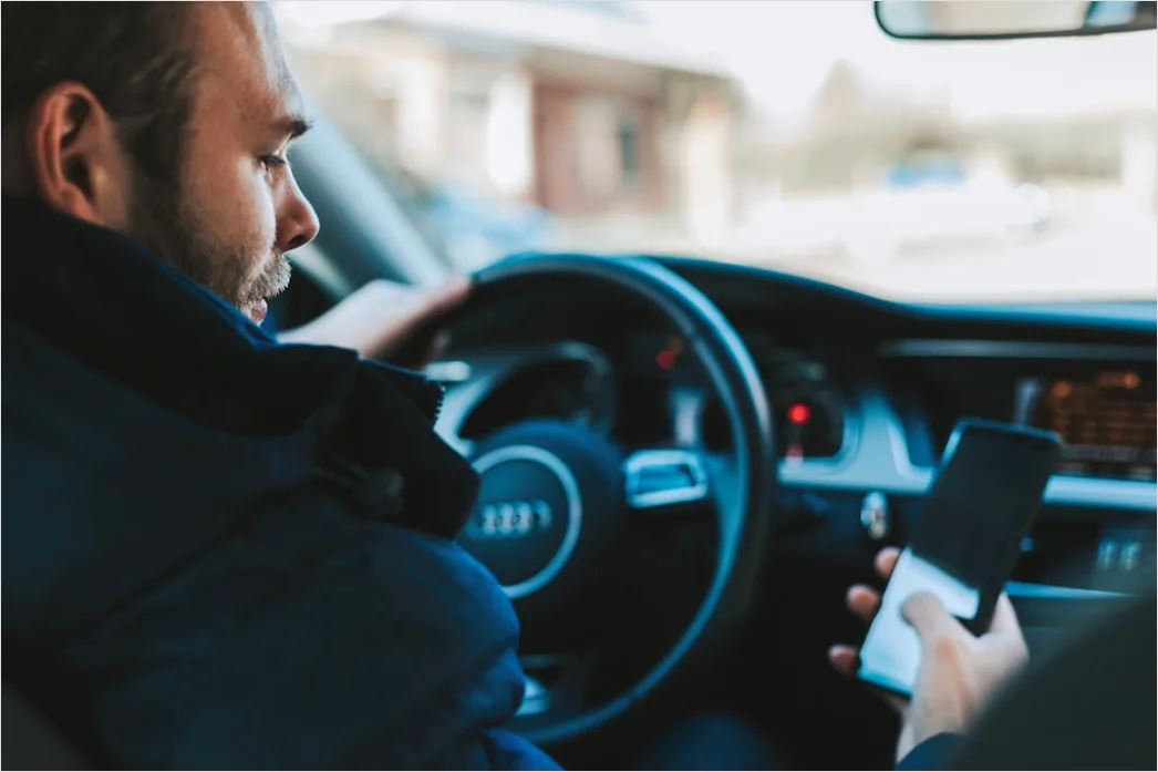 Fahrdienst App Im Auto Nutzen Bild 782c