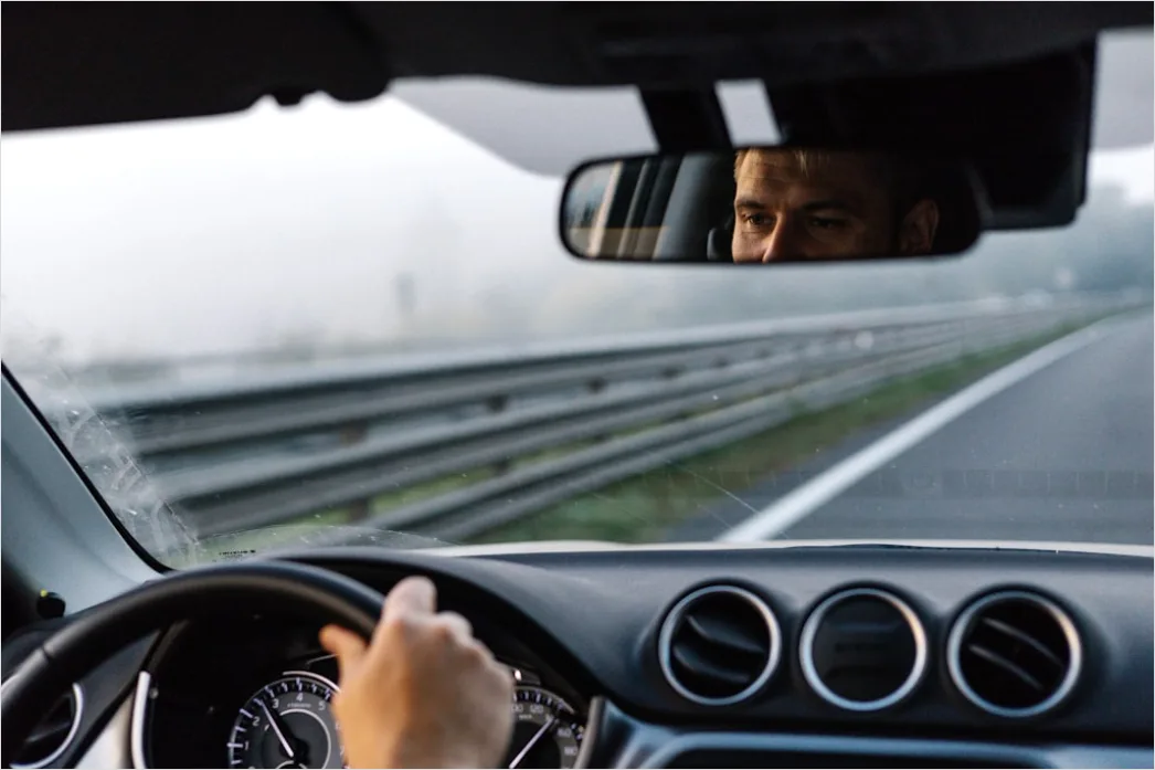 Fahrer Schaut Auf Strasse Durch Windschutzscheibe Bild B9a1