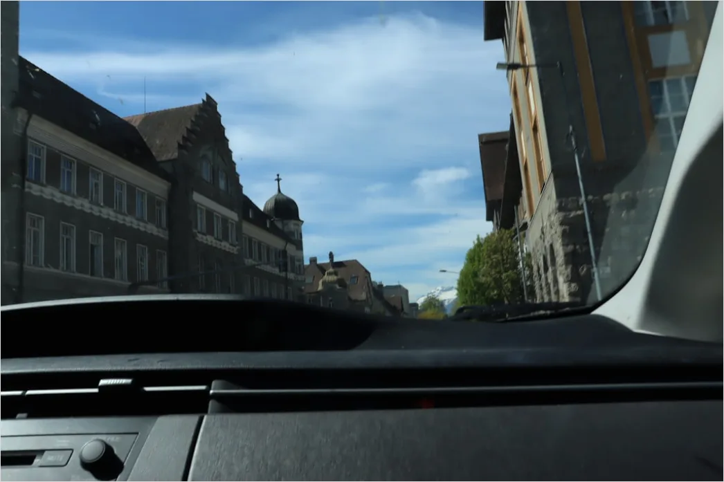 Detail Fahrer Schaut Auf Straße Durch Windschutzscheibe Bild Number 17