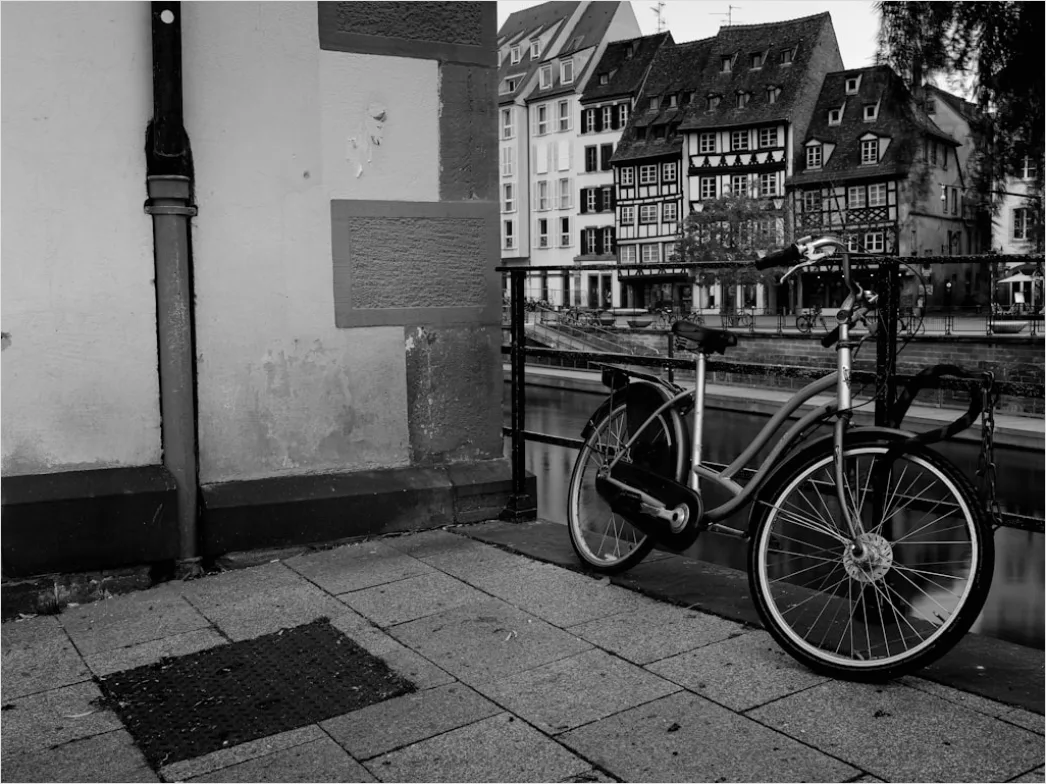 Fahrrad Vor Urbaner Wand Foto D383
