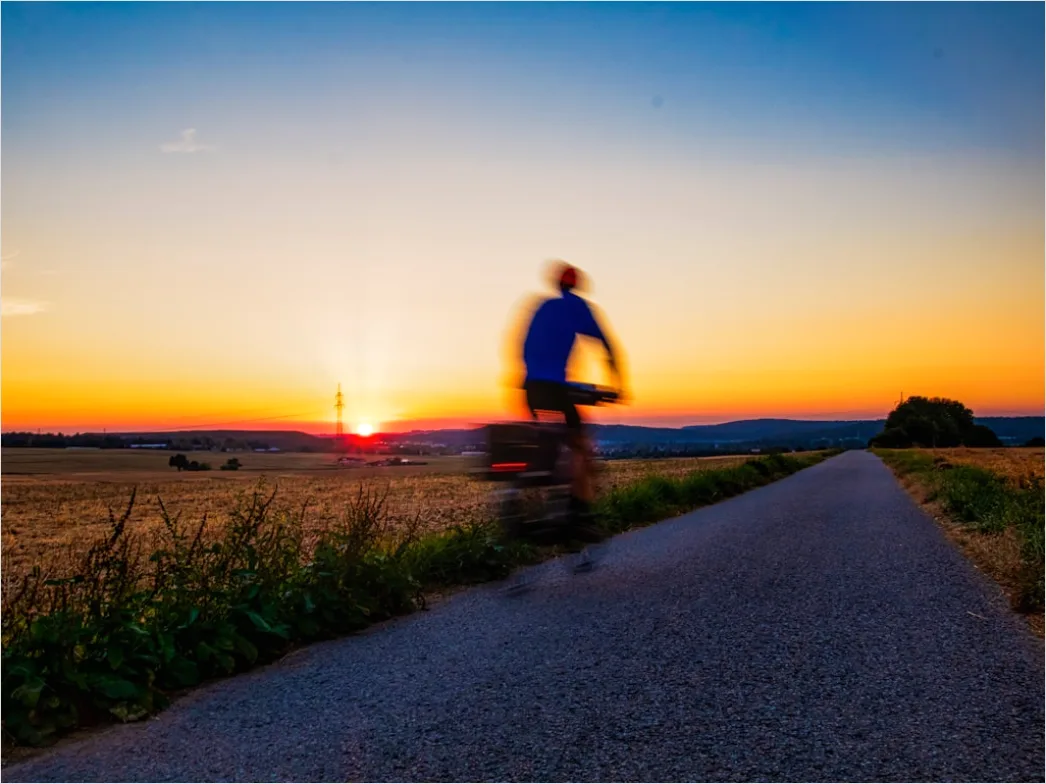 Fahrradfahren Bei Sonnenuntergang Foto Ee20