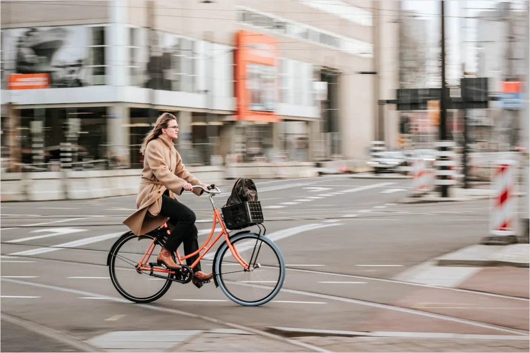 Fahrradfahrer In Der Stadt Foto E002