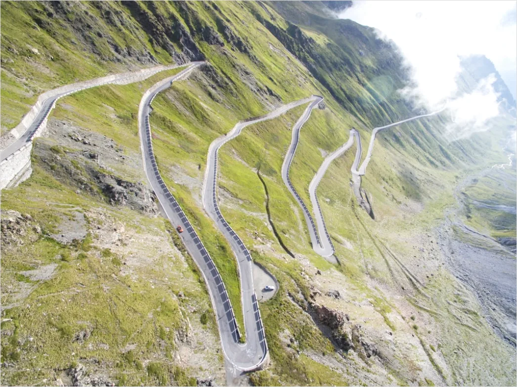 Fahrzeug Auf Kurviger Bergstrasse Bild 0a83