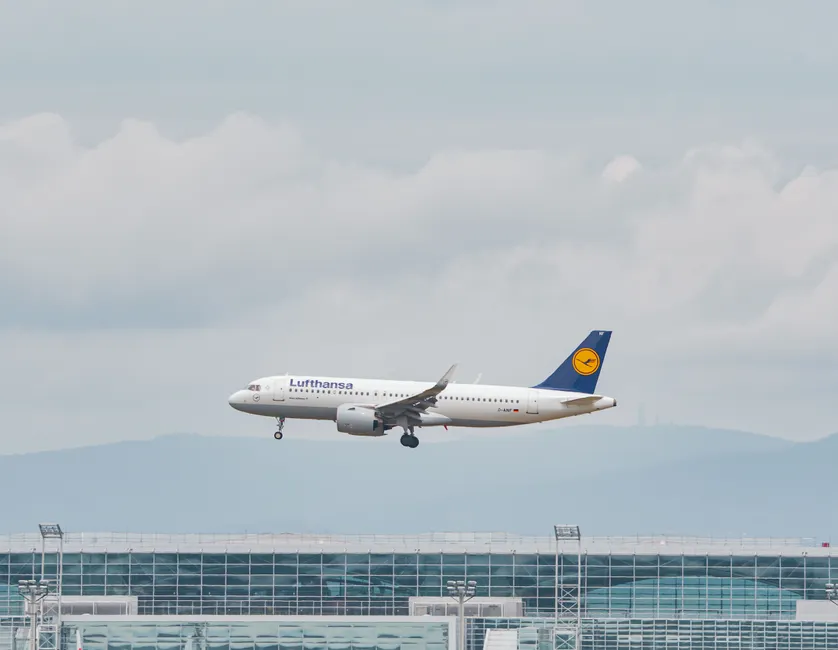 Flugzeug Landet Am Flughafen Foto Dfe0
