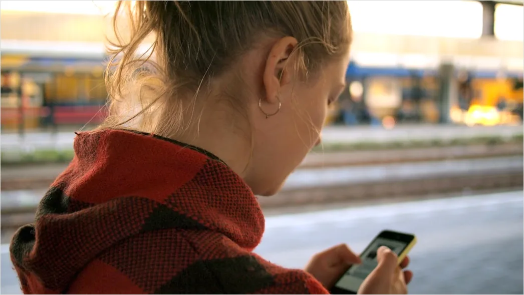 Frau Bestellt Fahrdienst Mit Smartphone Foto 5386