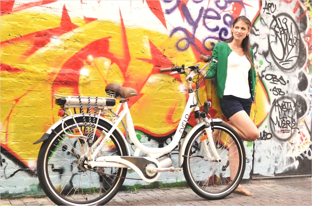 Frau Faehrt E Bike Zur Arbeit Bild 2453