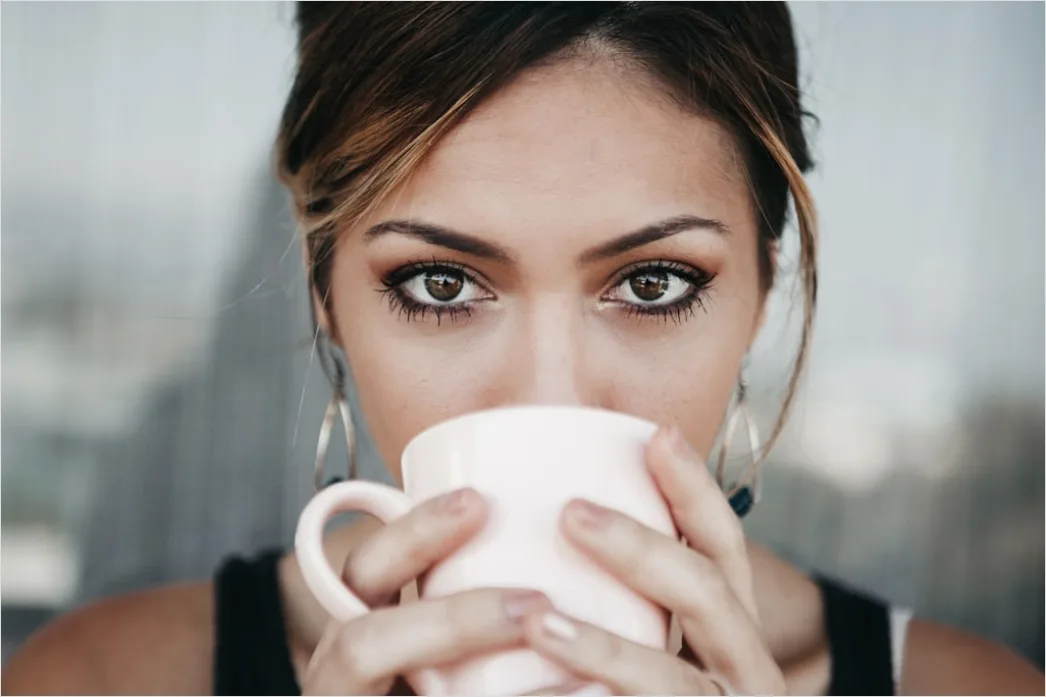 Frau Im Alltag Mit Kaffeebecher Foto Dfc0