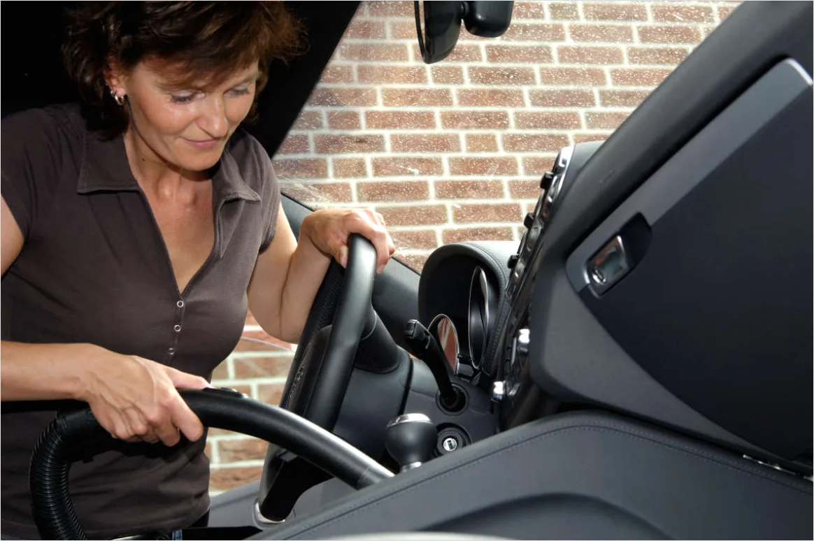 Detail Frau Putzt Auto Innenraum Bild Number 2