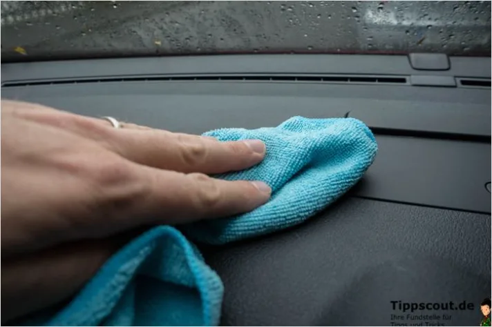 Detail Frau Putzt Auto Innenraum Bild Number 10