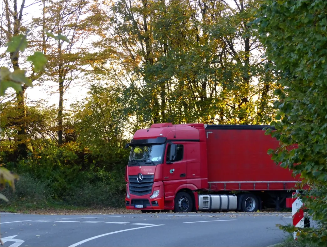 Guetertransport Mit Lkw Bei Nacht Bild A070
