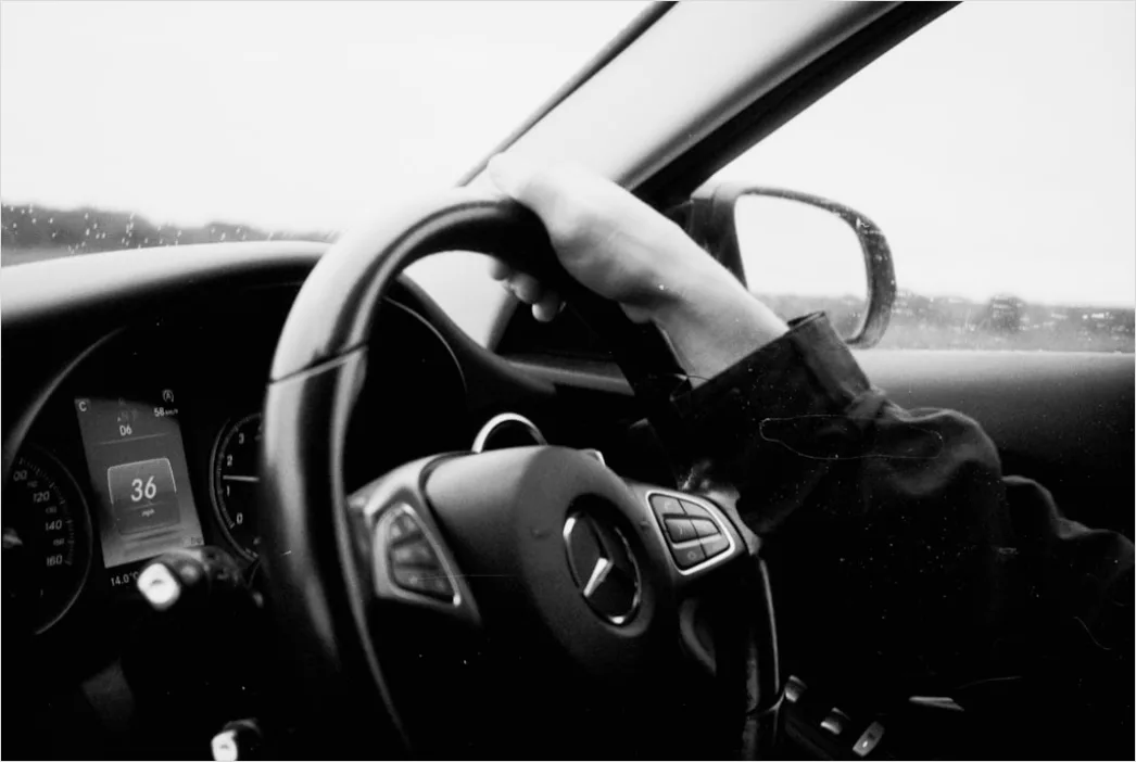Haende Am Lenkrad Beim Autofahren Foto D4d1