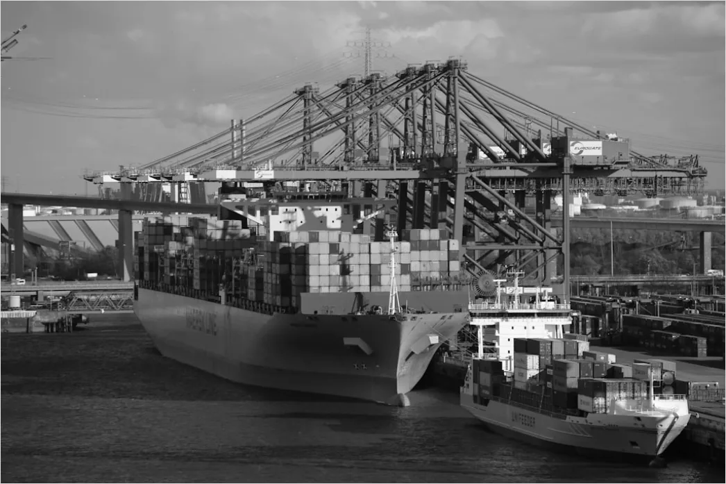 Hafen Mit Containern Und Schiffen Bild 92b8