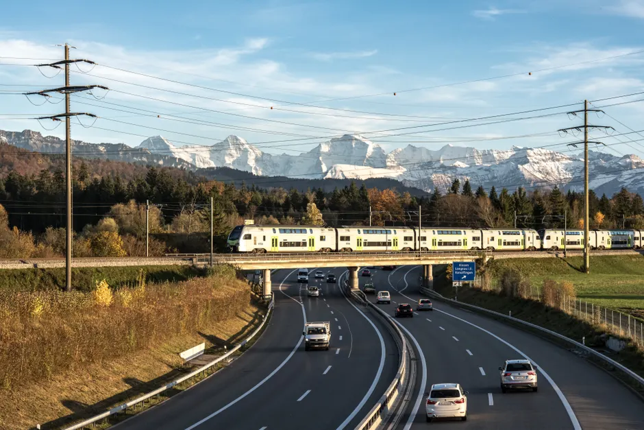 Hybridfahrzeug Auf Autobahn Foto 983f